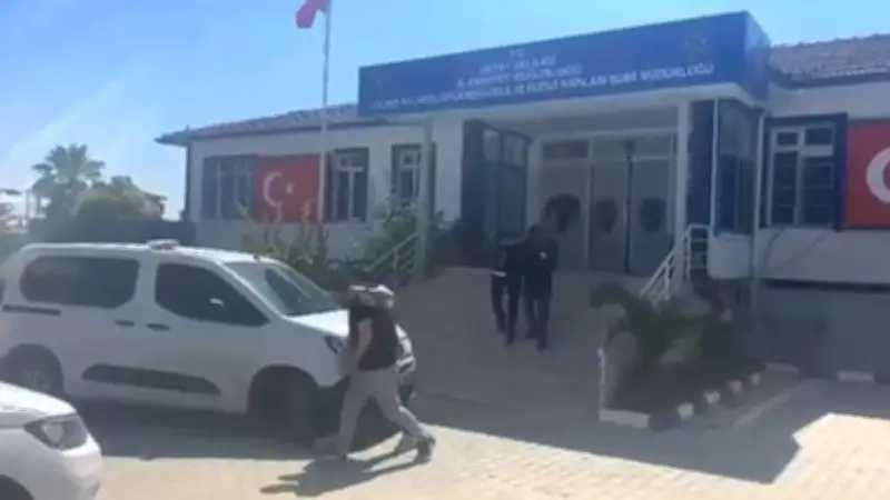 Hatay'da 24 düzensiz göçmenle yakalanan 2 kaçakçı tutuklandı