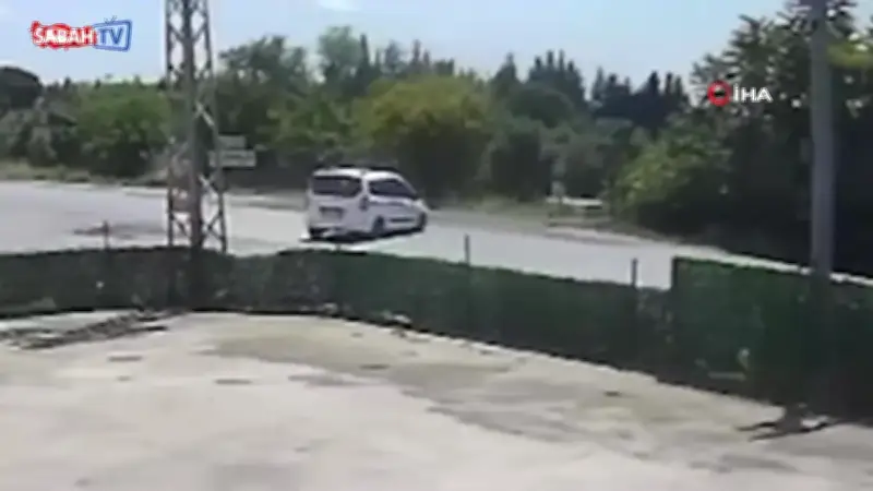 Hatay'da motosiklet hafif ticari araca çarptı: 2 kişi metrelerce havaya uçtu