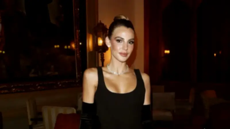 Hülya Koçyiğit'in Torunu Aslışah Alkoçlar Karın Kaslarıyla Sosyal Medyayı Salladı