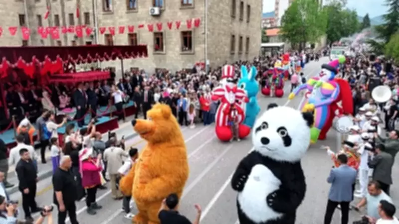 Isparta Uluslararası Gül Festivali Renkli Kortej Yürüyüşüyle Başladı