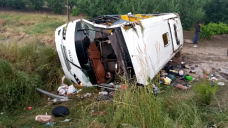 Isparta'da Tur Minibüsü Şarampole Yuvarlandı: 4 Ölü, 16 Yaralı