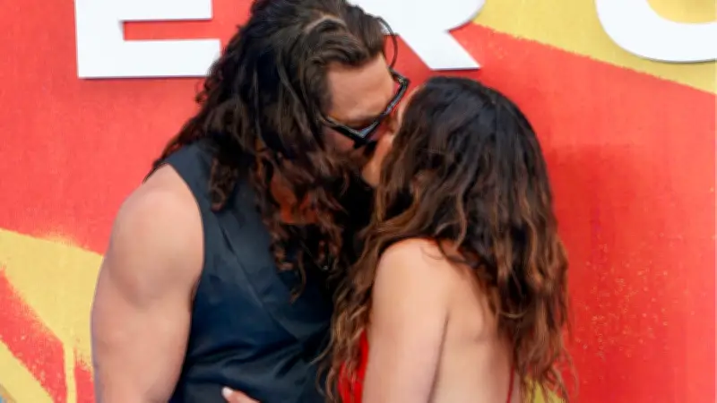 Jason Momoa ve Adria Arjona'dan 'Supergirl' Galasında Romantik Pozlar
