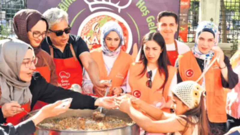 KADEM'den Sultanahmet'te Muharrem ayı aşure ikramı büyük ilgi gördü