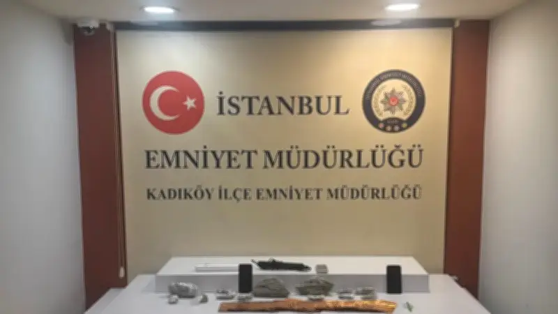 Kadıköy'de Çatı Katı Zehir Zulasına Baskın: 396 Gram Uyuşturucu Ele Geçirildi