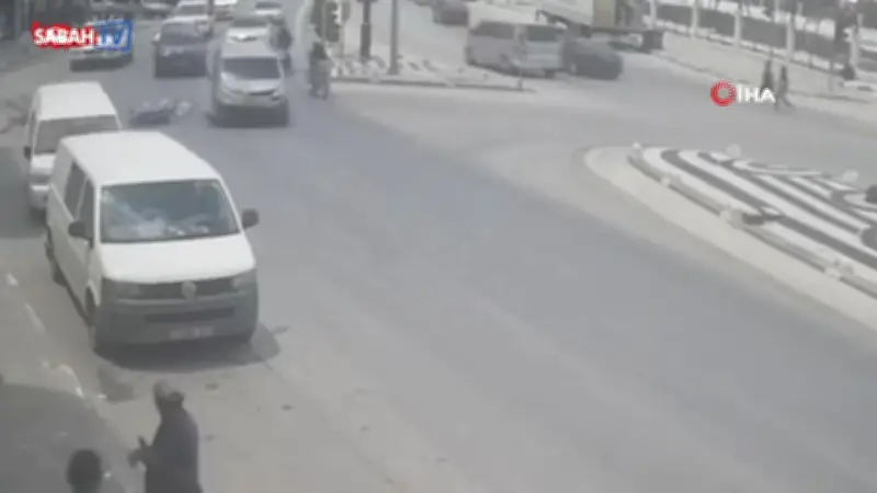 Karaman'da hafif ticari araçla motosiklet çarpıştı: 2 yaralı, kaza anı kamerada