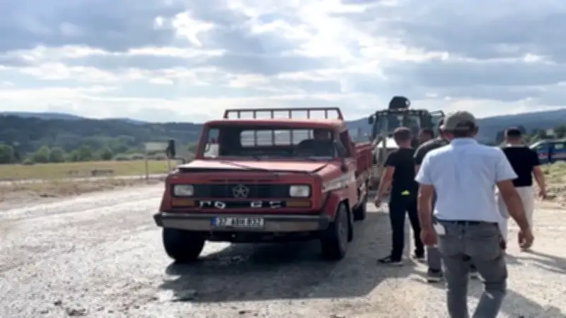Kastamonu'da kamyonetle çarpışan otomobil alev alev yandı
