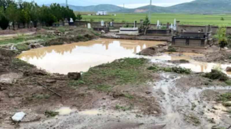 Kayseri Develi'de dolu ve sel felaketi: Tarım arazileri ve mezarlık zarar gördü