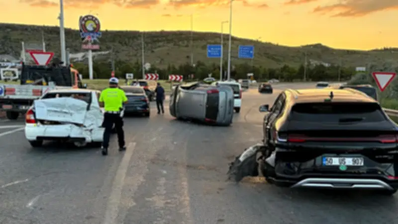 Kayseri Kocasinan'da Zincirleme Kaza: 4 Yaralı, Araçlardan Biri Yat Yattı