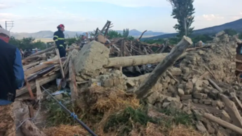 Kerpiç Ev Çöktü: 2 Yaralı, Büyükbaş Hayvan Kurtarıldı