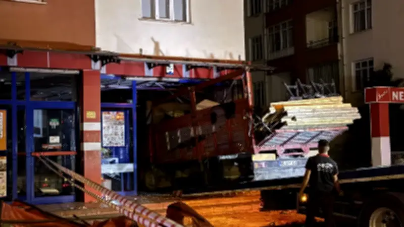 Konya'da Kamyon Market Camekanına Girdi: Sürücü Ağır Yaralı