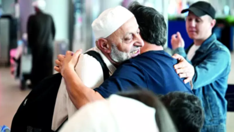 Kutsal Topraklardan Dönen Hacılar İstanbul'da Çiçeklerle Karşılandı