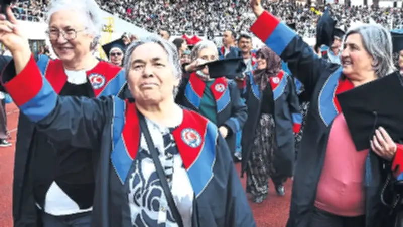 Köy Üniversitesi İlk Mezunlarını Verdi: Kep Attılar