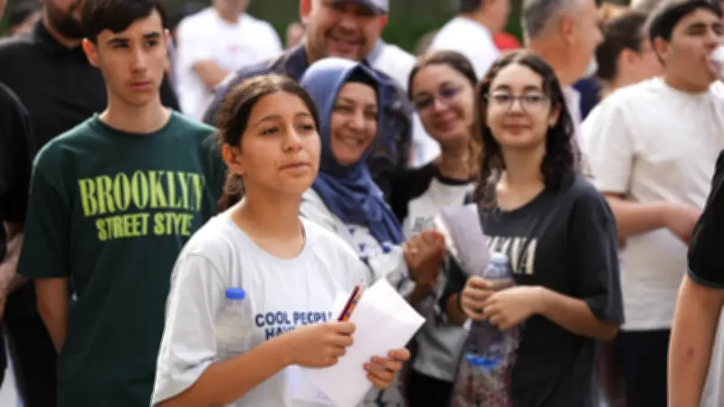 LGS merkezi sınavı başladı: 1 milyon 22 bin öğrenci katılıyor