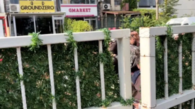 LGS'ye dakikalar kala öğrenciler okul bahçesine alınmayınca gerginlik yaşandı