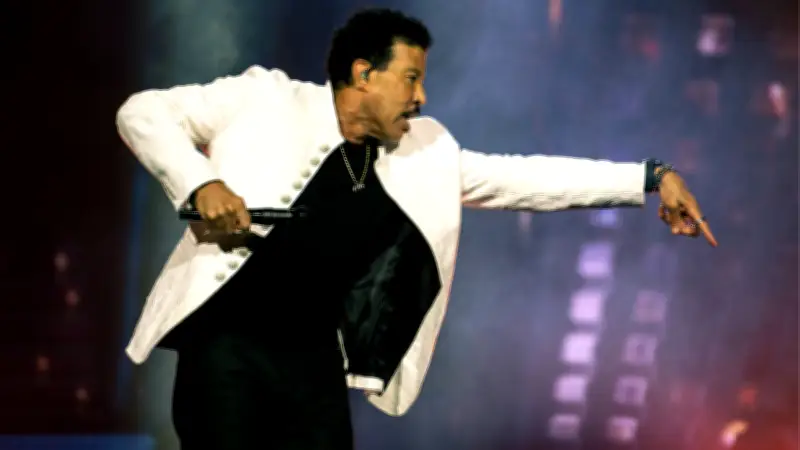 Lionel Richie sahnede rahatsızlanınca konseri yarıda kesti