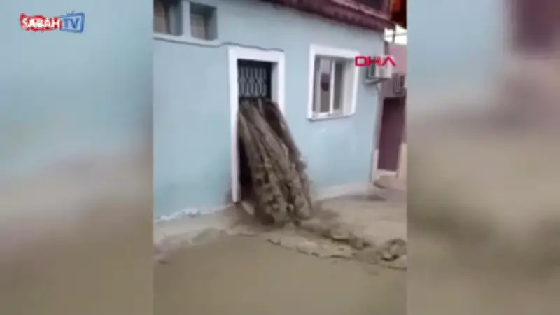 Manisa Salihli'de sel: Sular evin kapısından taştı, demir yolu seferleri durdu