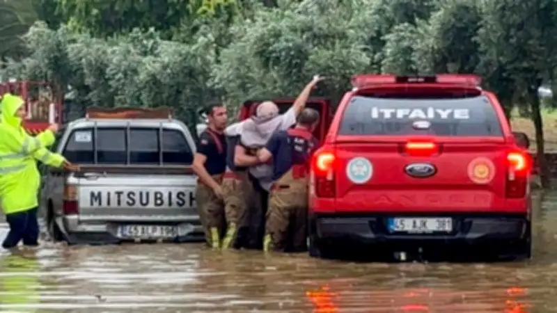 Manisa'da Kuvvetli Sağanak Sele Neden Oldu, Ev ve İş Yerlerini Su Bastı