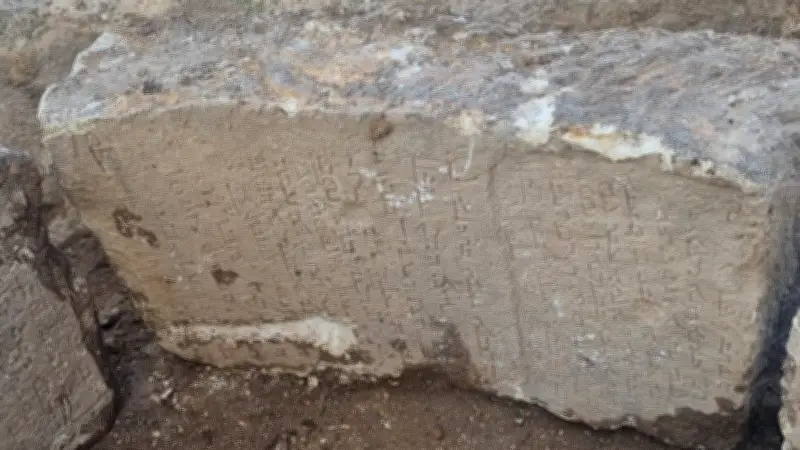 Mardin'de Peyzaj Çalışmasında Tarihi Kitabeler Bulundu