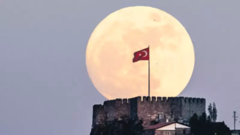 Mavi Ay Gökyüzünü Büyüledi: Nadir Görülen Doğa Olayı