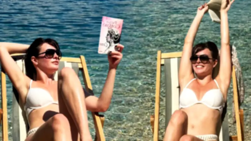 Melis Sezen'den kitaplı tatil pozları: Deniz meleği
