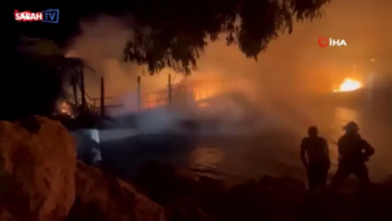 Mersin Silifke'de Teknede Çıkan Yangın 6 Tekneyi Kullanılamaz Hale Getirdi