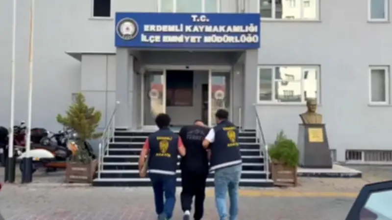 Mersin'de Altın Zincir ve 3 Bin 500 TL'yi Gasp Eden 5 Şüpheli Tutuklandı