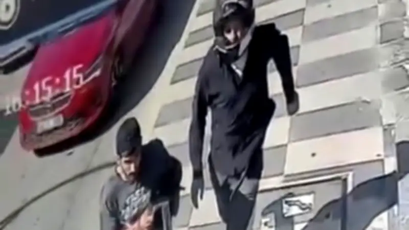 Mersin'de kasklı 2 şüpheli, bir kişinin yüzüne sprey sıkarak 250 bin dolar gasp etti