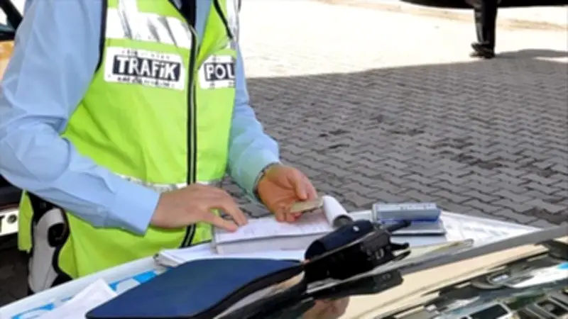Mersin'de trafik magandasına 170 bin TL ceza! Makas atan ehliyetsiz sürücü yakalandı