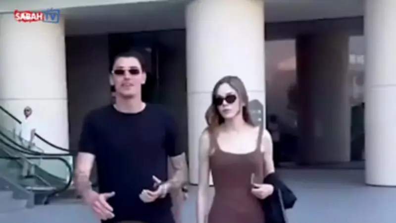 Milli kaleci Berke Özer, Fransız model sevgilisiyle alışverişte görüntülendi