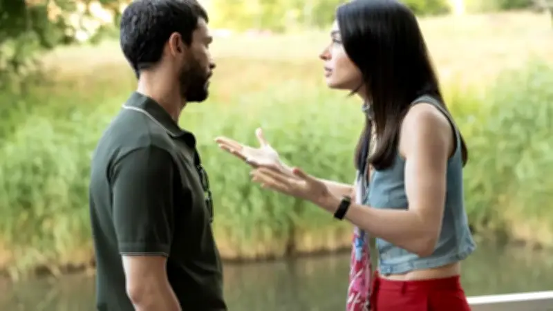Muhtemel Aşk 2. Bölüm Fragmanı ve Konusu: Defne'nin İmkânsız Görevi