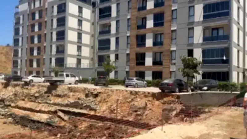 Nilüfer'de İstinat Duvarı Çöktü: Panik Yaşandı