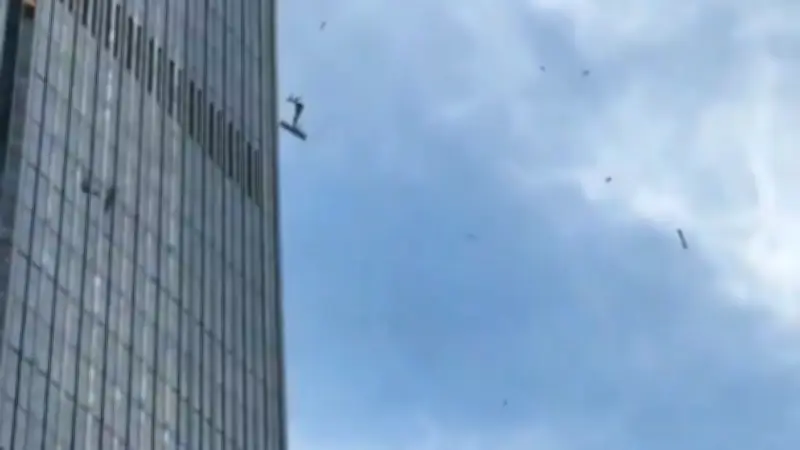 Pekin'deki Citic Tower'a Küçük Uçak Çarptı: Tahliye Başlatıldı
