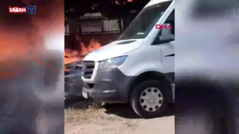 Çöpler yandı: Mahalleli seferber oldu, camı kırıp minibüsü yanmaktan kurtardı
