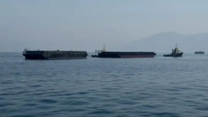 İran, Hürmüz Boğazı'nı petrol tankerlerine kapattı, iki gemiyi vurdu