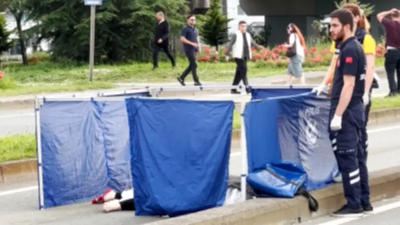 Rize'de feci kaza! Karşıdan karşıya geçen kadına araç çarptı, sürücü kaçtı