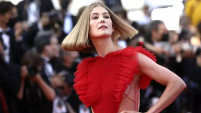 Rosamund Pike'tan Tiyatroda Telefon Kullanan Seyirciye Sitem