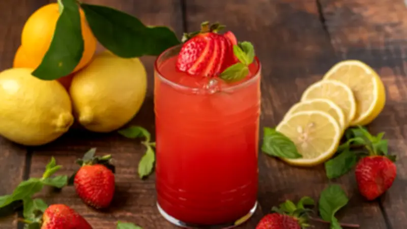 Sadece 4 Malzemeyle Pratik Çilekli Limonata Tarifi
