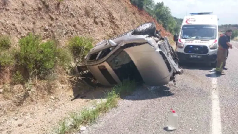 Salihli'de Takla Atan Otomobilde 2 Kişi Yaralandı