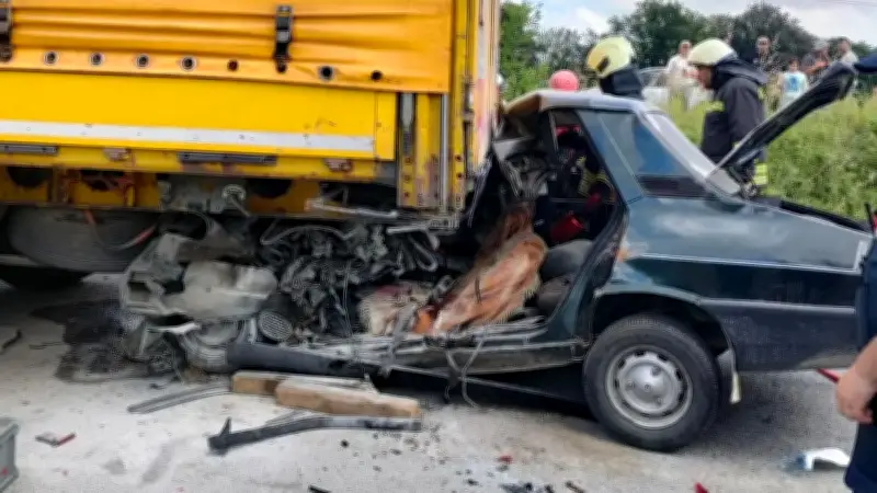 Samsun Bafra'da park halindeki TIR'a çarpan otomobilde 2 kişi öldü