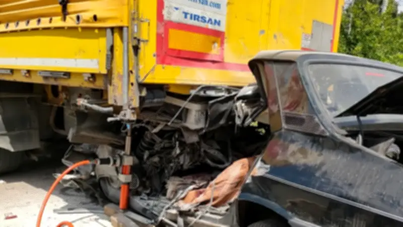 Samsun'da feci kaza: Otomobil TIR'a saplandı, karı-koca öldü