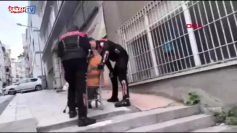 Samsun'da Yunus Polisleri Engelli Yaşlı Kadını Sandalyeyle Taşıdı