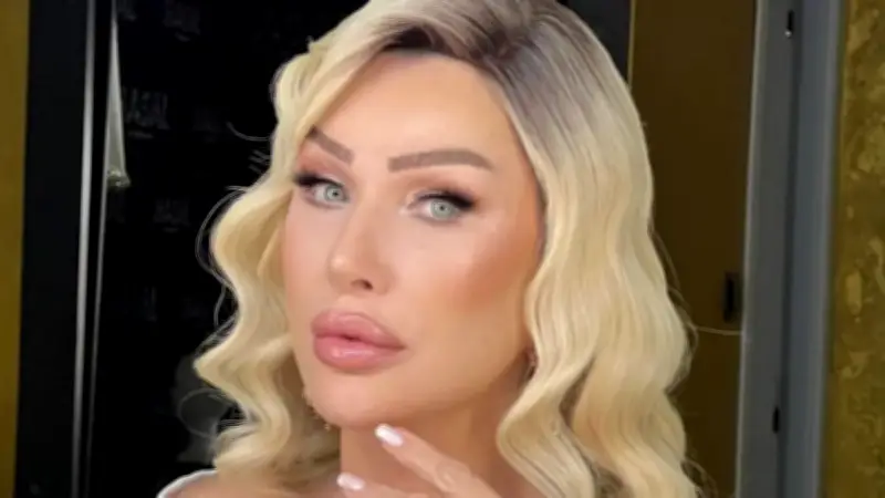 Seda Sayan'ın Kıbrıs Konserindeki Cesur Sahne Kıyafeti Olay Oldu