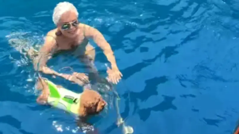 Semiramis Pekkan köpeği Tina ile Bodrum'da denize girdi