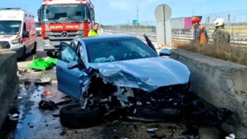 Silivri'de Otomobil Gişelere Çarptı: 2 Yaralı