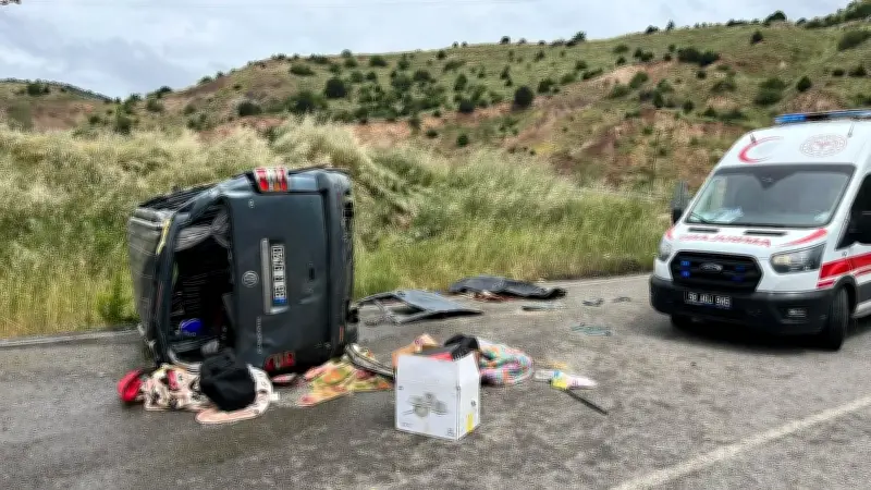 Sivas'ta hafif ticari araç devrildi: 1 ölü, 2 yaralı