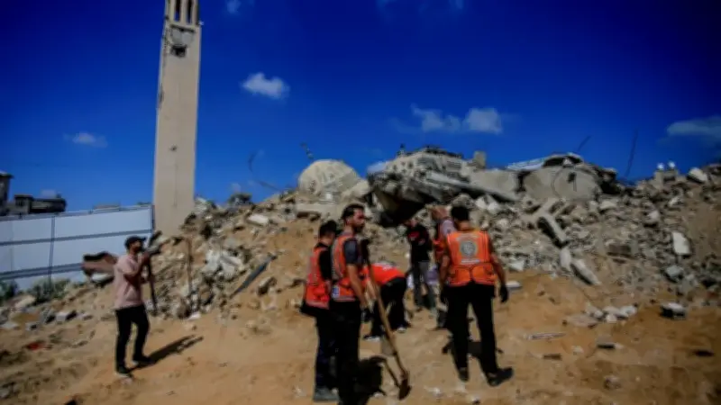İsrail barbarlığı gün yüzüne çıktı: Gazze'deki mezarlıkta onlarca insan kalıntısı çıkarıldı