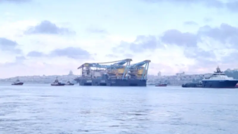 İstanbul Boğazı'ndan geçen dev vinç gemisi SAIPEM 7000 trafiğe kapattı