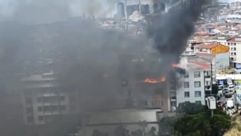 İstanbul Esenyurt'ta 5 Katlı Binada Yangın Paniği: Alevler Yan Apartmana Sıçradı
