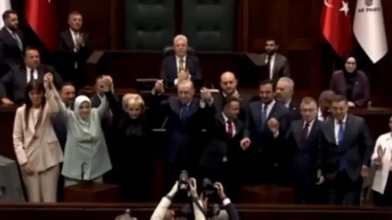 İstanbul Milletvekili Nimet Özdemir AK Parti'ye Katıldı, Rozeti Erdoğan Taktı