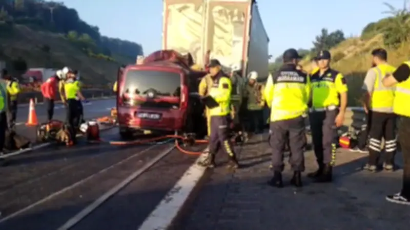 İstanbul'da feci kaza: 1'i bebek 3 kişi hayatını kaybetti
